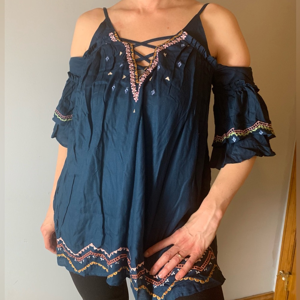 Red Carter boho embroidered cold shoulder top size small